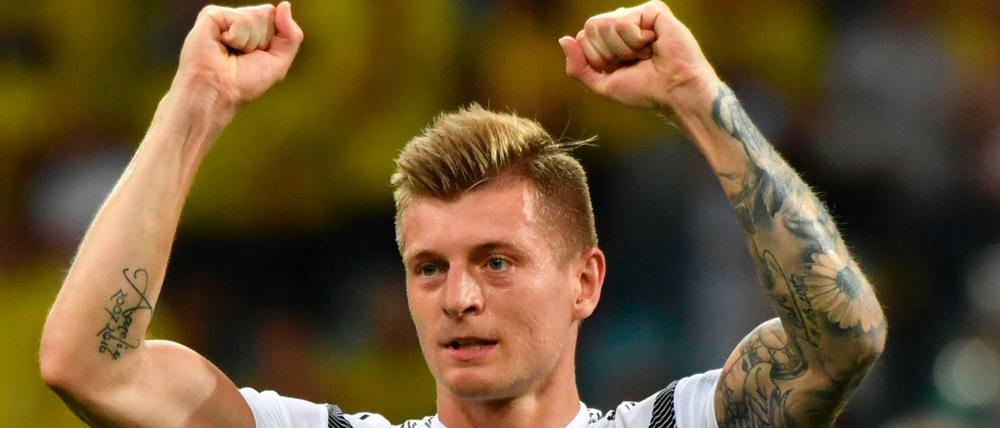 Toni Kroos feiert sein Tor zum deutschen 2:1 gegen Schweden.