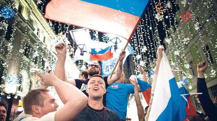 Party die ganze Nacht. Russische Fußballfans haben allen Grund dazu.