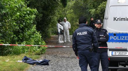 Einsatzkräfte der Polizei und Kriminaltechniker stehen am 08.09.2017 in Berlin an einem Weg am Hardenbergplatz. Dort wurde in einem dichtbewachsenen Grünbereich die Leiche von Susanne F. gefunden.