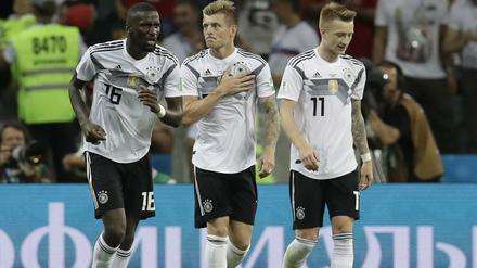 Losfee gesucht. Antonio Rüdiger (l.), Toni Kroos und Marco Reus kämen wohl nicht in Frage.