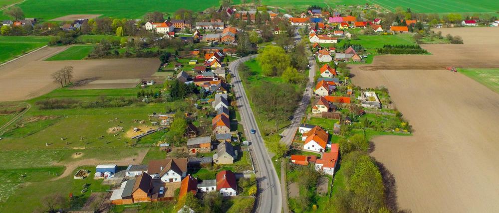 ARCHIV - Das Luftbild einer Drohne zeigt am 06.04.2017 den kleinen Ort Sieversdorf im Landkreis Oder-Spree (Brandenburg). Der Landtag von Potsdam startet mit einer Debatte über die Zukunft ländlicher Regionen seine Sitzung. (zu «Landtag debattiert über ländliche Regionen und Integration» vom 12.12.2017) Foto: Patrick Pleul/dpa-Zentralbild/dpa +++(c) dpa - Bildfunk+++ | Verwendung weltweitLändlicher Raum