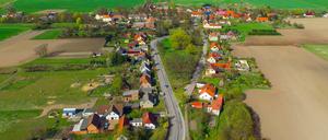 ARCHIV - Das Luftbild einer Drohne zeigt am 06.04.2017 den kleinen Ort Sieversdorf im Landkreis Oder-Spree (Brandenburg). Der Landtag von Potsdam startet mit einer Debatte über die Zukunft ländlicher Regionen seine Sitzung. (zu «Landtag debattiert über ländliche Regionen und Integration» vom 12.12.2017) Foto: Patrick Pleul/dpa-Zentralbild/dpa +++(c) dpa - Bildfunk+++ | Verwendung weltweitLändlicher Raum
