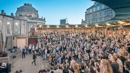 Wenn im Monbijou-Theater in Mitte beim „SingDelaSing“ gemeinsam gesungen wird, hält es kaum einen Zuschauer auf seinem Sitz.