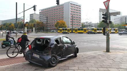 Wrack eines polnischen Autos an der Kreuzung Mollstraße / Otto-Braun-Str. in Berlin-Mitte. 