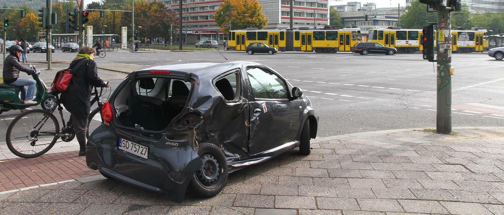 Wrack eines polnischen Autos an der Kreuzung Mollstraße / Otto-Braun-Str. in Berlin-Mitte.