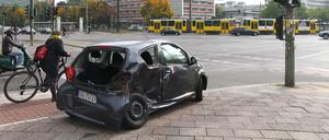 Wrack eines polnischen Autos an der Kreuzung Mollstraße / Otto-Braun-Str. in Berlin-Mitte. 
