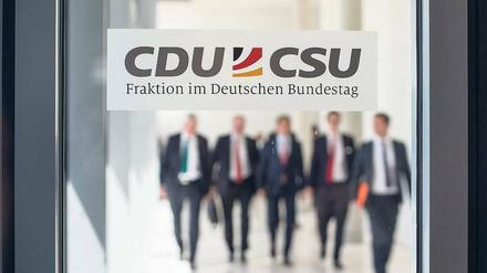 Showdown. Die CSU hat zum Aufstand gegen die Schwesterpartei gerufen. Eine ganze Regierung droht zu zerbrechen. 