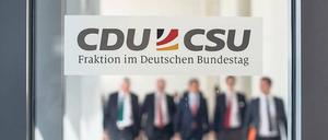 Showdown. Die CSU hat zum Aufstand gegen die Schwesterpartei gerufen. Eine ganze Regierung droht zu zerbrechen. 