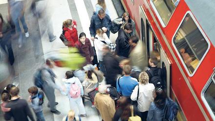 Selbst wenn ein Regiozug mal kommt – oft ist er zu klein für all die Passagiere, die zur Arbeit oder nach Hause wollen.