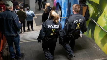 Auch am Bahnhof Warschauer Straße fanden am Wochenende verstärkt Kontrollen statt. 
