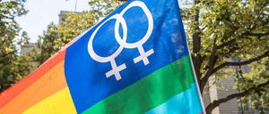 Berliner bekennen Farbe - gegen Homo- und Transfeindlichkeit.