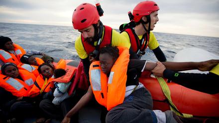 Immer wieder müssen Flüchtlinge aus dem Mittelmeer gerettet werden.