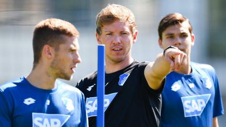Hoffenheims Trainer Julian Nagelsmann (M) gestikuliert.