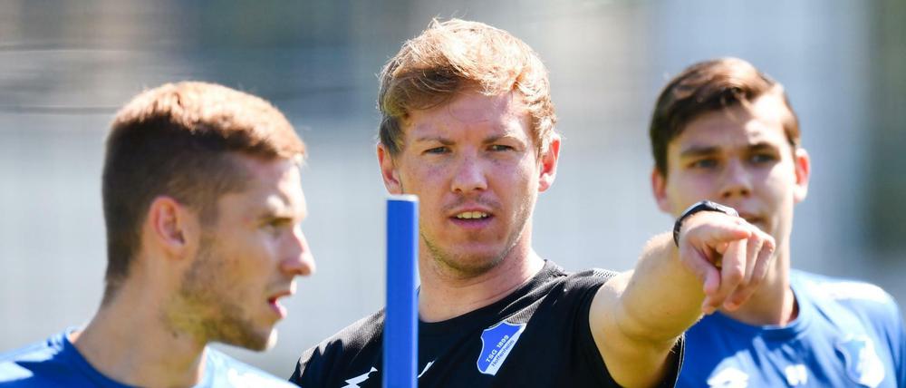 Hoffenheims Trainer Julian Nagelsmann (M) gestikuliert.