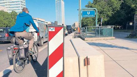 Poller verengen die Fahrbahn für Radler in der Karl-Marx-Allee.