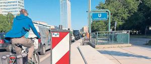 Poller verengen die Fahrbahn für Radler in der Karl-Marx-Allee.