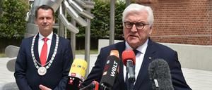 Holger Kelch (CDU), Oberbürgermeister von Cottbus, empfängt Bundespräsident Frank-Walter Steinmeier am Stadthaus.
