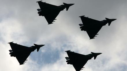 Vier Eurofighter bei einem Formationsflug.