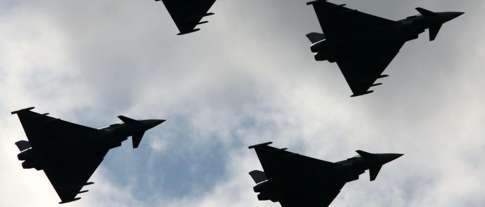 Vier Eurofighter bei einem Formationsflug.