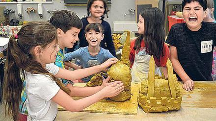 Kreativ mit Ton. Kinder in der Kunstwerkstatt der Teltow-Schule. 