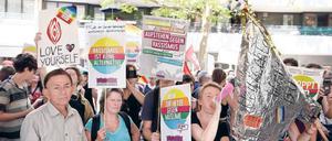 Gegendemonstranten reagieren mit Plakatparolen wie "Rassismus ist keine Alternative" auf einen von der AfD organisierten „Frauenmarsch“.