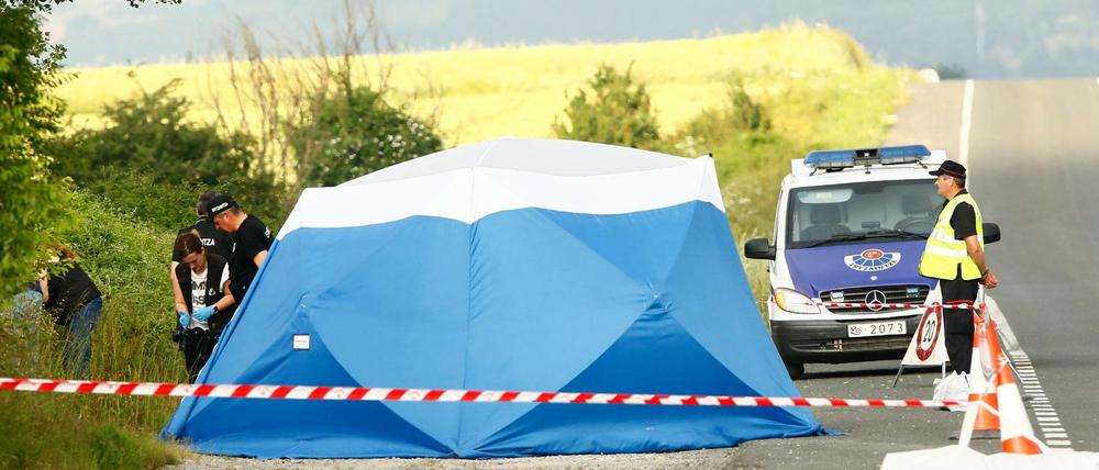 Polizisten sichern am Fundort einer Frauenleiche, nahe der Autobahn bei Asparrena, Spuren.