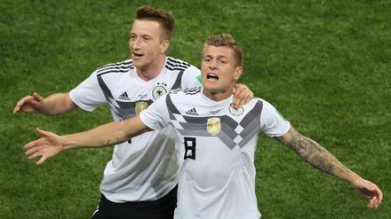 Eine Befreiung: Torschütze Toni Kroos und Marco Reus feiern den Siegtreffer gegen Schweden.