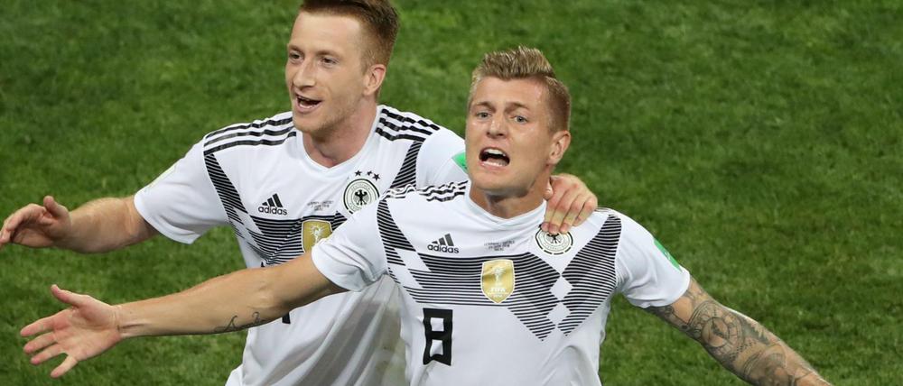 Eine Befreiung: Torschütze Toni Kroos und Marco Reus feiern den Siegtreffer gegen Schweden.