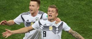 Eine Befreiung: Torschütze Toni Kroos und Marco Reus feiern den Siegtreffer gegen Schweden.