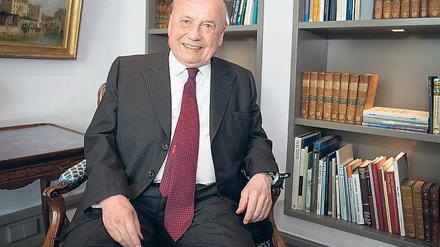 Friedrich von Metzler in seinem Büro im Bankhaus Metzler. 1969 stieß er zum fast 350 Jahre alten Familienunternehmen. Nun, nach seinem 75. Geburtstag, hat er sich aus dem Tagesgeschäft zurückgezogen.