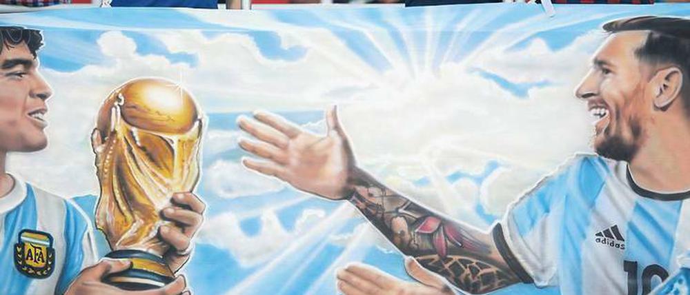 Zwei Superstars, eine Geschichte: Diego Maradona und Lionel Messi.