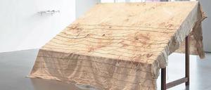 Schmerzenstuch. In das Leinen sind Schicksalsfäden eingenäht.