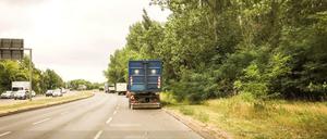 Radwege gibt es an dieser Stelle auf der Märkischen Allee keine. Dafür fünf geparkte Lkw zwischen Poelchaustraße und Märkischer Spitze auf der rechten Spur.