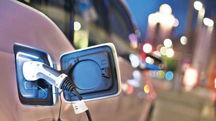 Strom tanken. Nur rund 3500 Elektroautos sind in Berlin zugelassen – der Senat hofft, dass die Förderung wirkt. 