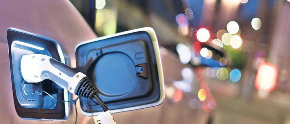Strom tanken. Nur rund 3500 Elektroautos sind in Berlin zugelassen – der Senat hofft, dass die Förderung wirkt.
