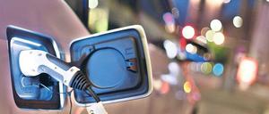 Strom tanken. Nur rund 3500 Elektroautos sind in Berlin zugelassen – der Senat hofft, dass die Förderung wirkt. 