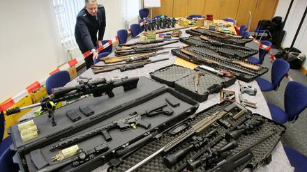 „Reichsbürger“ dürfen nach einem Gerichtsbeschluss keinen Waffenschein haben. Vielleicht auch daher sind illegale Waffen in der Szene verbreitet - und werden beschlagnahmt.