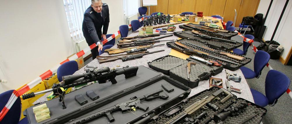 „Reichsbürger“ dürfen nach einem Gerichtsbeschluss keinen Waffenschein haben. Vielleicht auch daher sind illegale Waffen in der Szene verbreitet - und werden beschlagnahmt.