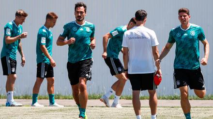 Mats Hummels wird (3. v. l.) wird gegen Schweden wohl fehlen. Mario Gomez (r.) könnte von Beginn an auflaufen. 