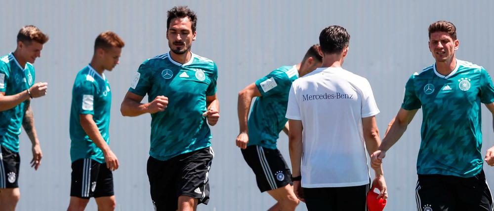 Mats Hummels wird (3. v. l.) wird gegen Schweden wohl fehlen. Mario Gomez (r.) könnte von Beginn an auflaufen.