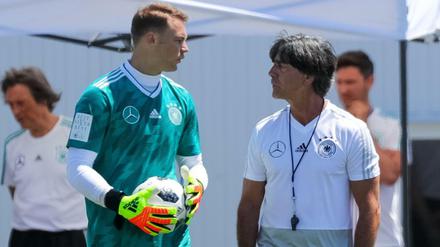 Bundestrainer Joachim Löw spricht beim Training mit Torwart Manuel Neuer.