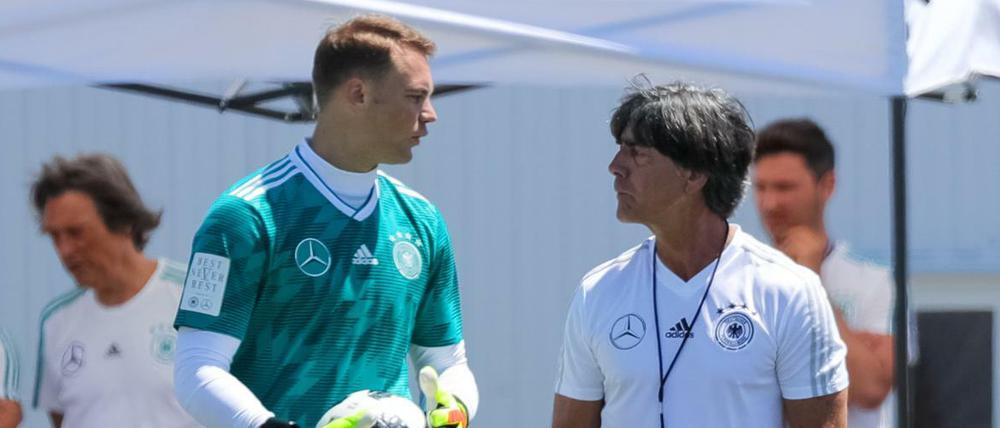 Bundestrainer Joachim Löw spricht beim Training mit Torwart Manuel Neuer.