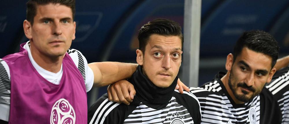 Einig gegen die Zerrissenheit: Mario Gomez (l-r), Mesut Özil und Ilkay Gündogan. 
