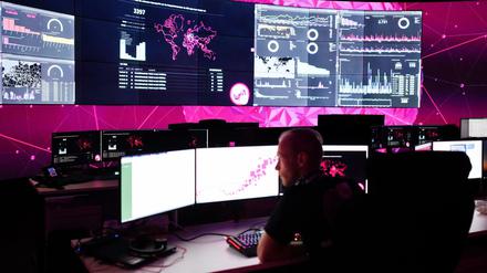 Mitarbeiter im Cyber Defense Center der Telekom in Essen.