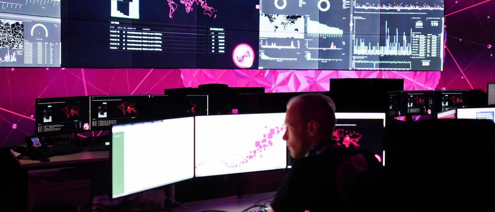 Mitarbeiter im Cyber Defense Center der Telekom in Essen.