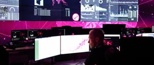 Mitarbeiter im Cyber Defense Center der Telekom in Essen.