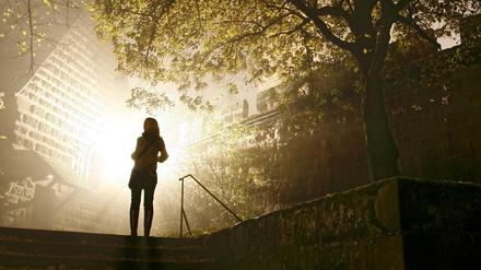 Unterwegs. Eine Frau auf Wanderung im Herbst.