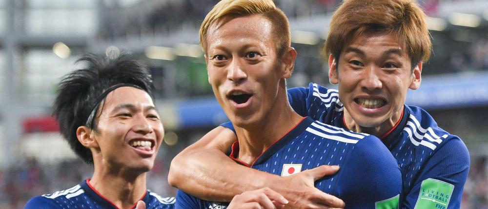Der Japaner Keisuke Honda bejubelt mit seinen Teamkollegen den Treffer zum 2:2.