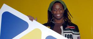 Kommt ins Archiv. Der damalige Viva-Moderator Mola Adebisi 2003 mit dem Logo des Musiksenders.