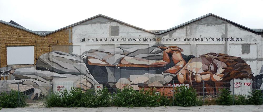 Das Wandgemälde an der Rückseite der Reinbeckhallen, wo man Typen trifft, die man eher in Mitte vermuten würde, zeigt eine andere Seite des Ortsteils.